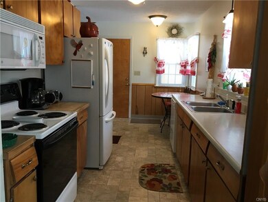 All kitchen appliances stay!