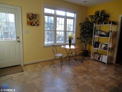 Breakfast Nook - Large Breakfast Room overlooks si
