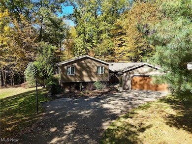 8266 Pebble Creek Ct, Chagrin Falls, OH 44023 - photo 2