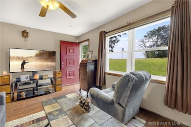 Great windows for extra lighting.