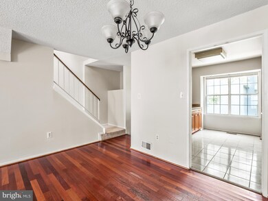 2308 Hunters Square Ct, Reston, VA 20191 - photo 3