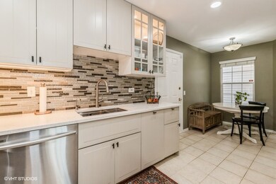 102 Pembroke Cir unit 47C1, Lake Bluff, IL 60044 - photo 4