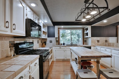 Eat-in kitchen