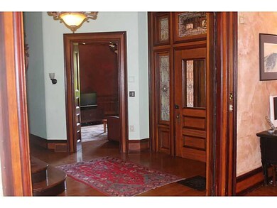 Entry/Foyer.