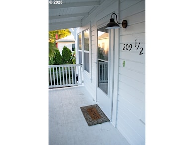 209 1/2 W 5th Place, the Dalles, OR 97058 - photo 5