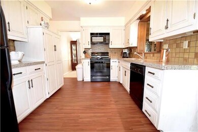 All kitchen appliances stay!