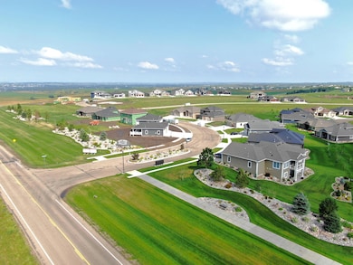 5921 Crested Butte Rd, Bismarck, ND 58503 - photo 2