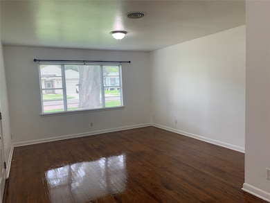 1507 W Blum St, Alvin, TX 77511 - photo 2