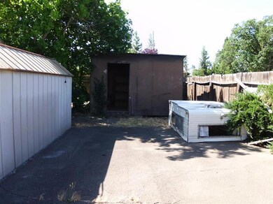 720 Chestnut St, Central Point, OR 97502 - photo 4