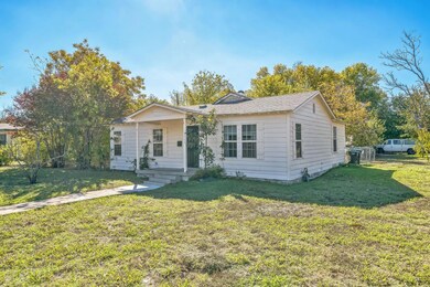 View of front of house featuring a front yard