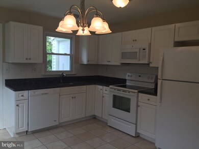 16 Chesterfield Ct, Southampton, NJ 08088 - photo 4