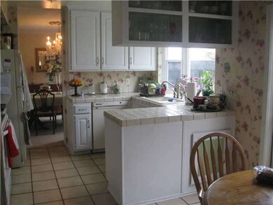 KItchen w/breakfast area & bay window which overlo