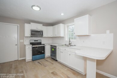 04_617SilverLakeRoad_177001_Kitchen_HiRe