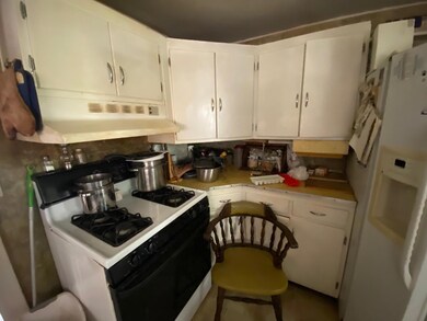 Kitchen with Gas stove