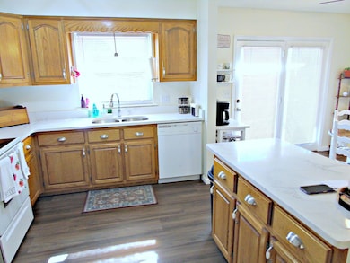 Beautiful oak cabinets with updated pull
