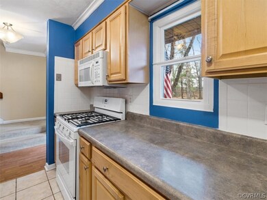 Tiled floor, gas cooking, all appliances convey