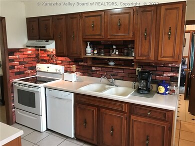 Newer Appliances & faucet.