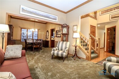 living room w/10 foot ceilings