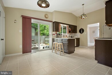 10402 Woodbury Woods Ct, Fairfax, VA 22032 - photo 6