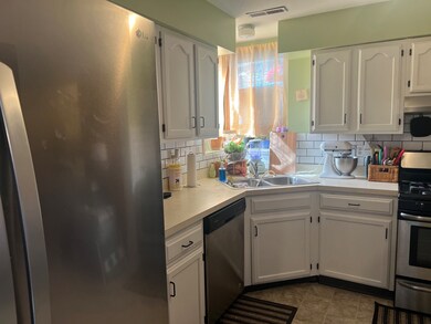 638 N Harrison Ave, Aurora, IL 60506 - photo 4