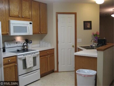 LARGE KITCHEN WITH EVERYTHING YOU COULD WANT!