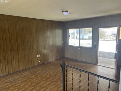 Living Room/Entrance
