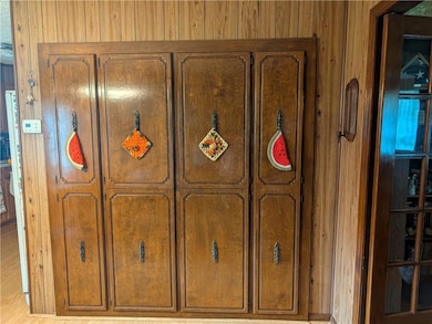 Detailed view of wood walls