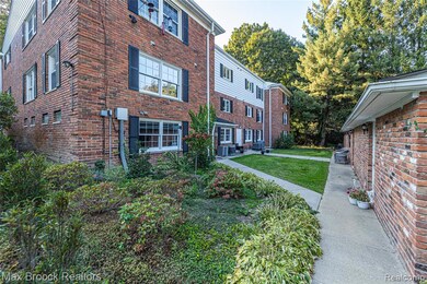 229 Barden Rd, Bloomfield Hills, MI 48304 - photo 4