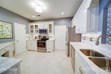 Gorgeous white kitchen.