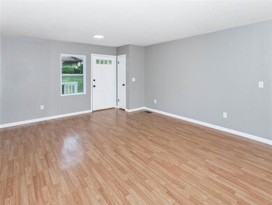 Living Room (14 x 19)