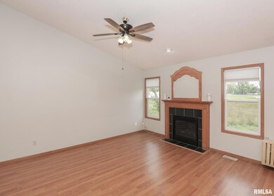 6525 Wilkes Ave, Davenport, IA 52806 - photo 4