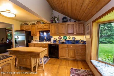 Kitchen and Bay Window (640x427)