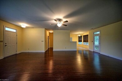 124 Ravencrest Dr, Statesville, NC 28625 - photo 4