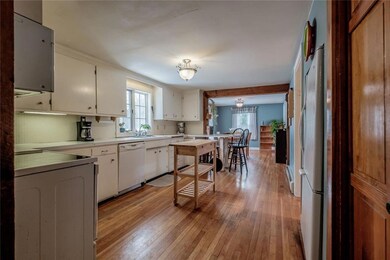Bright Eat-In Kitchen
