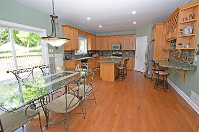 Kitchen Dining Room Combo w/Hardwood Floors, Reces