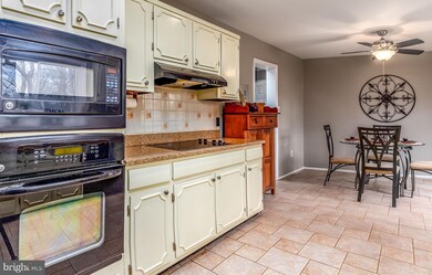 9218 Santayana Dr, Fairfax, VA 22031 - photo 5