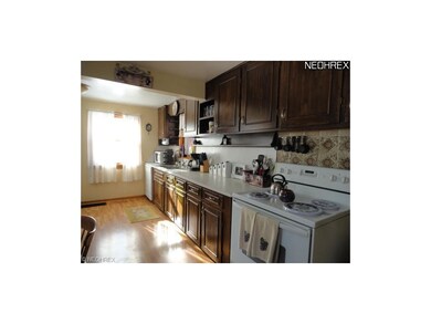 Large Kitchen, newer Floors