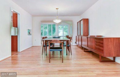 9014 Hamilton Dr, Fairfax, VA 22031 - photo 5