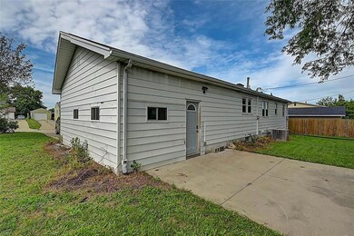 110 Marion Ct, Hiawatha, IA 52233 - photo 5