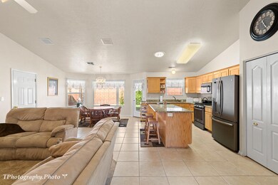 7-Great Rm., Kitchen & Dining