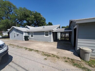 609 E 10th St, Claremore, OK 74017 - photo 2