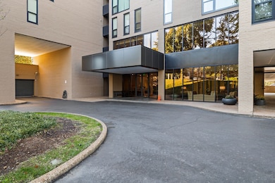 Beautiful Side Entrance: Friends can be dropped off at the round about :)