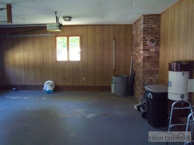 Garage/Carport