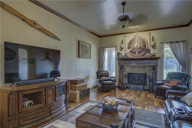 2525 SE 8th St, Moore, OK 73160 - photo 5