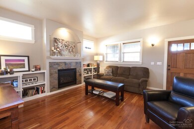 1522 NW Hemlock Ave, Redmond, OR 97756 - photo 2