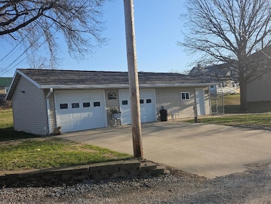 1808 8th Ave, Belle Plaine, IA 52208 - photo 2