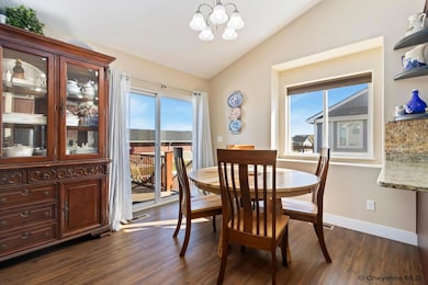 Dining area (note the ledge perfect for plants/decorations)