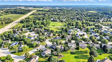 858 Laureate Dr, Pewaukee, WI 53072 - photo 6