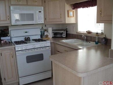 Nice cook's Kitchen Full size oven and built in Mi