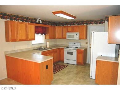 Kitchen - Tons of cabinet space, pantry, and a nic